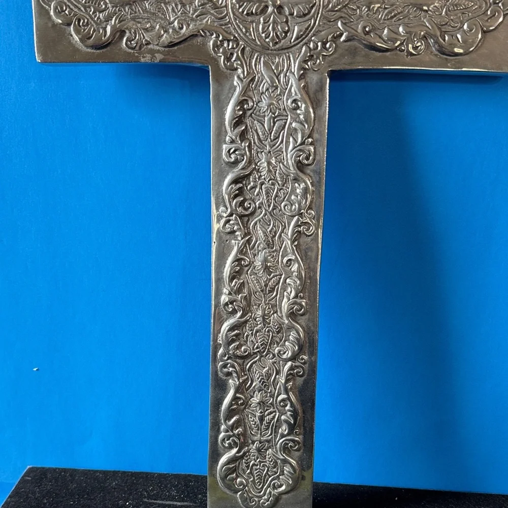 Elegant metal Silver Wall Cross (heavy)